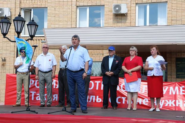 Лазарев в рабочее время шастает на политтусовки в соседние районы